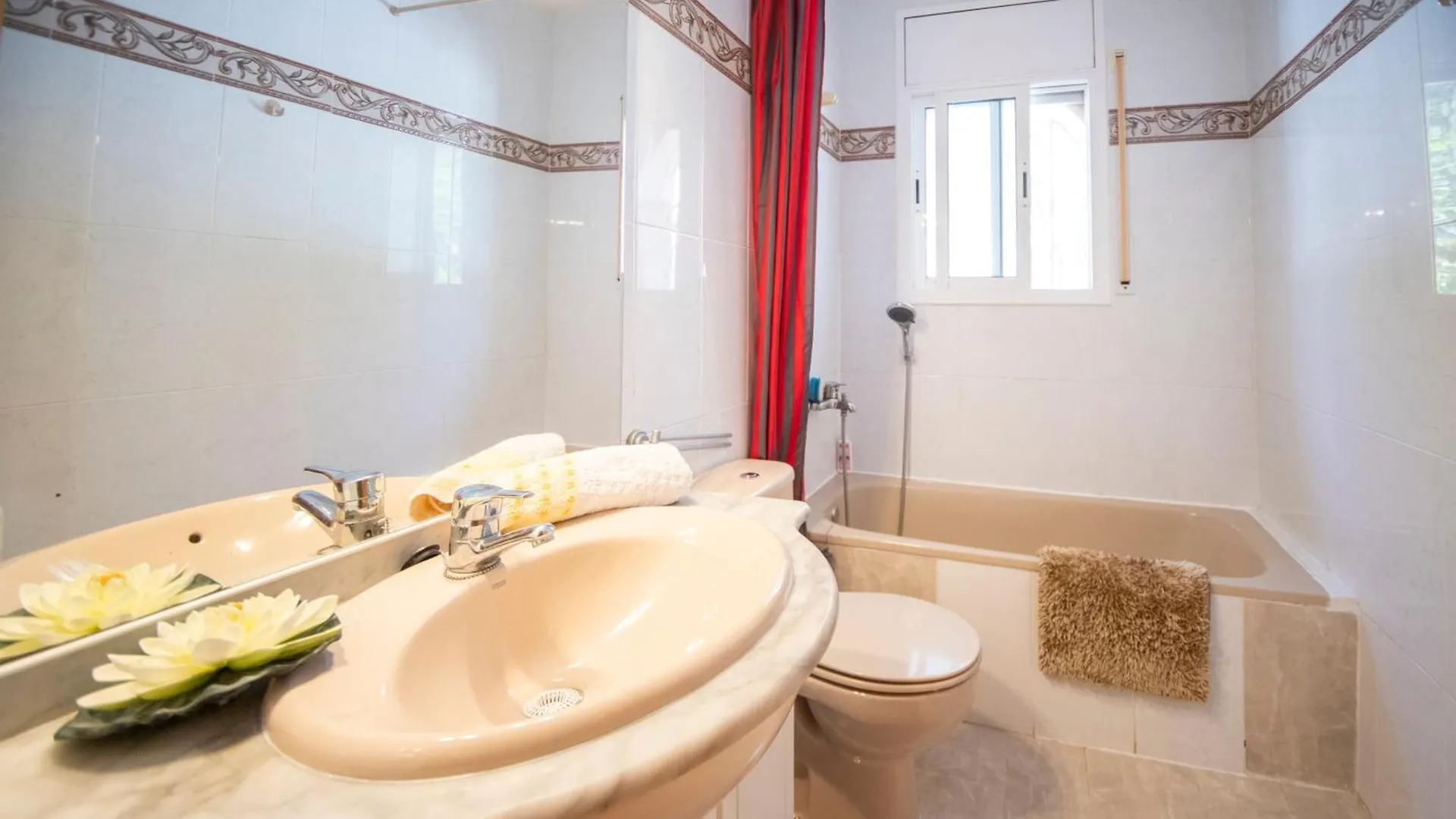 Chalet Individual Con Piscina Privada En Miami Playa