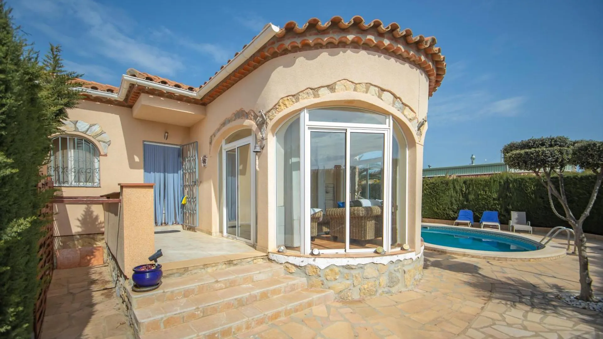 Chalet Individual Con Piscina Privada En Miami Playa