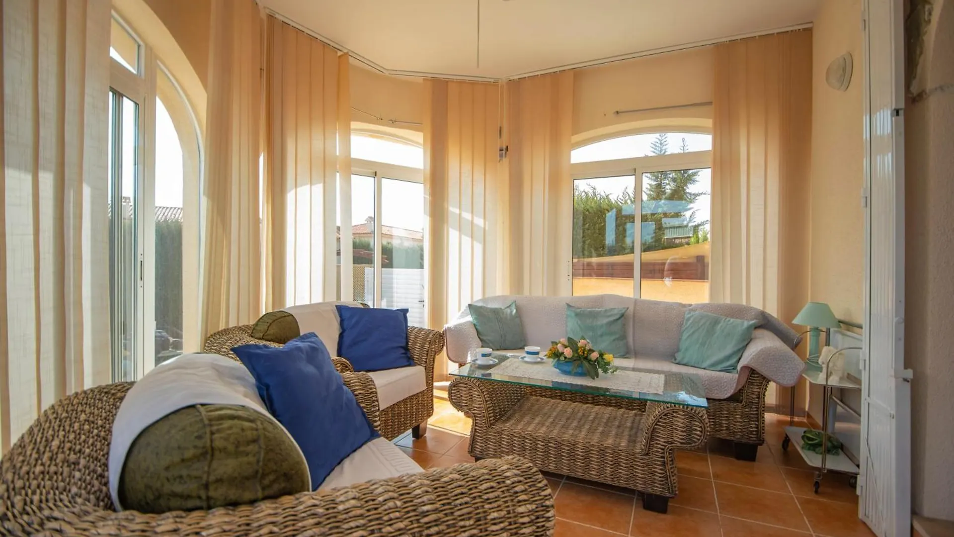 Chalet Individual Con Piscina Privada En Miami Playa Spain
