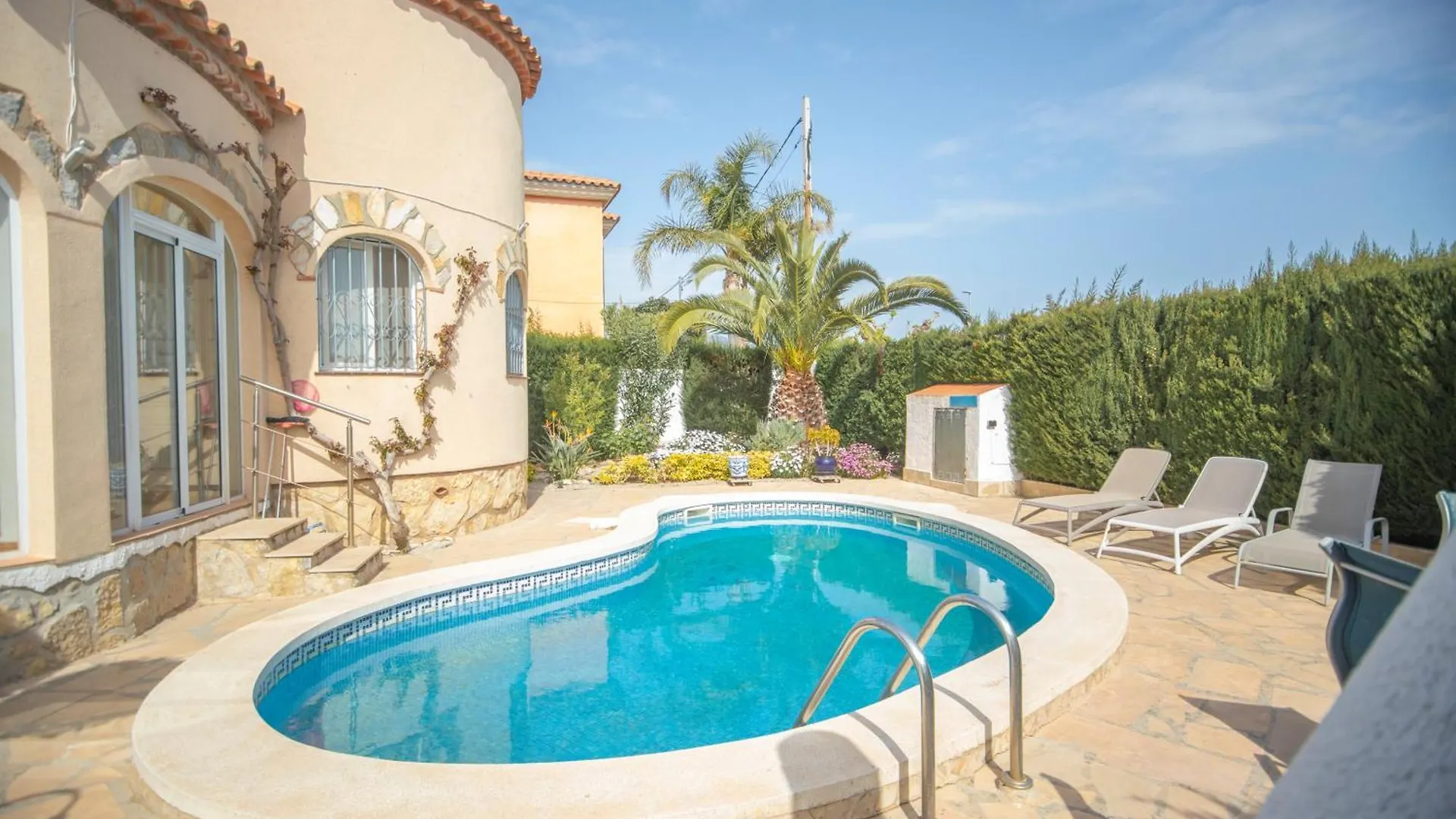 Chalet Individual Con Piscina Privada En Miami Playa