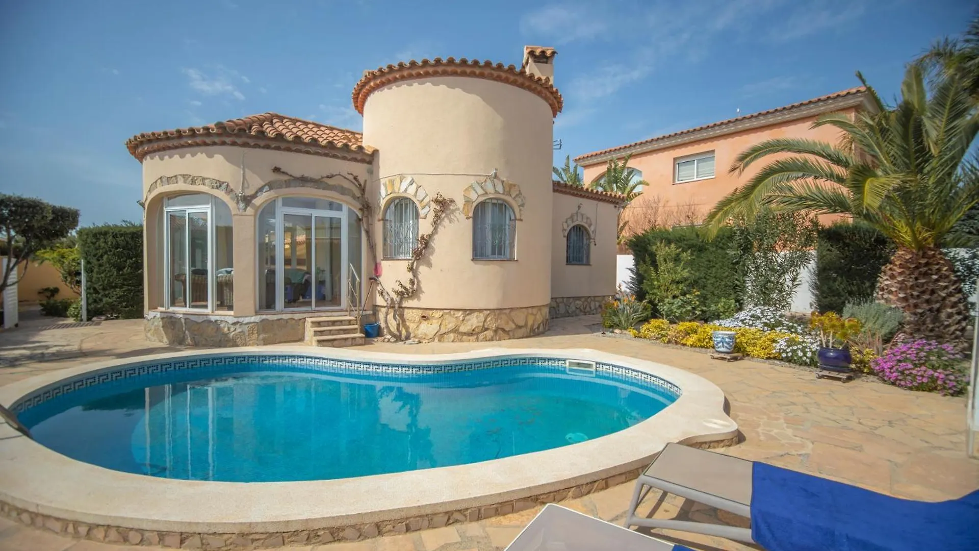 Chalet Individual Con Piscina Privada En Miami Playa Spain