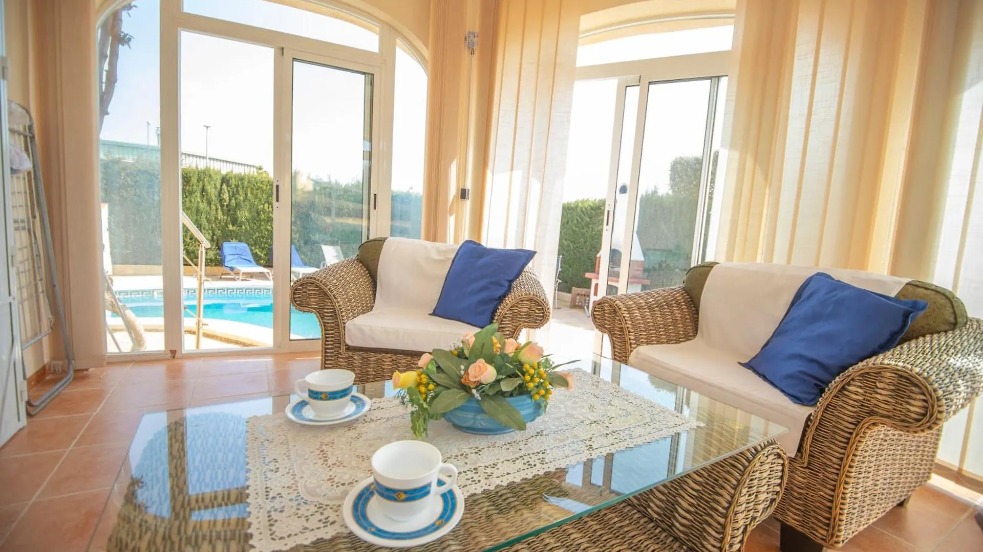 Chalet Individual Con Piscina Privada En Miami Playa