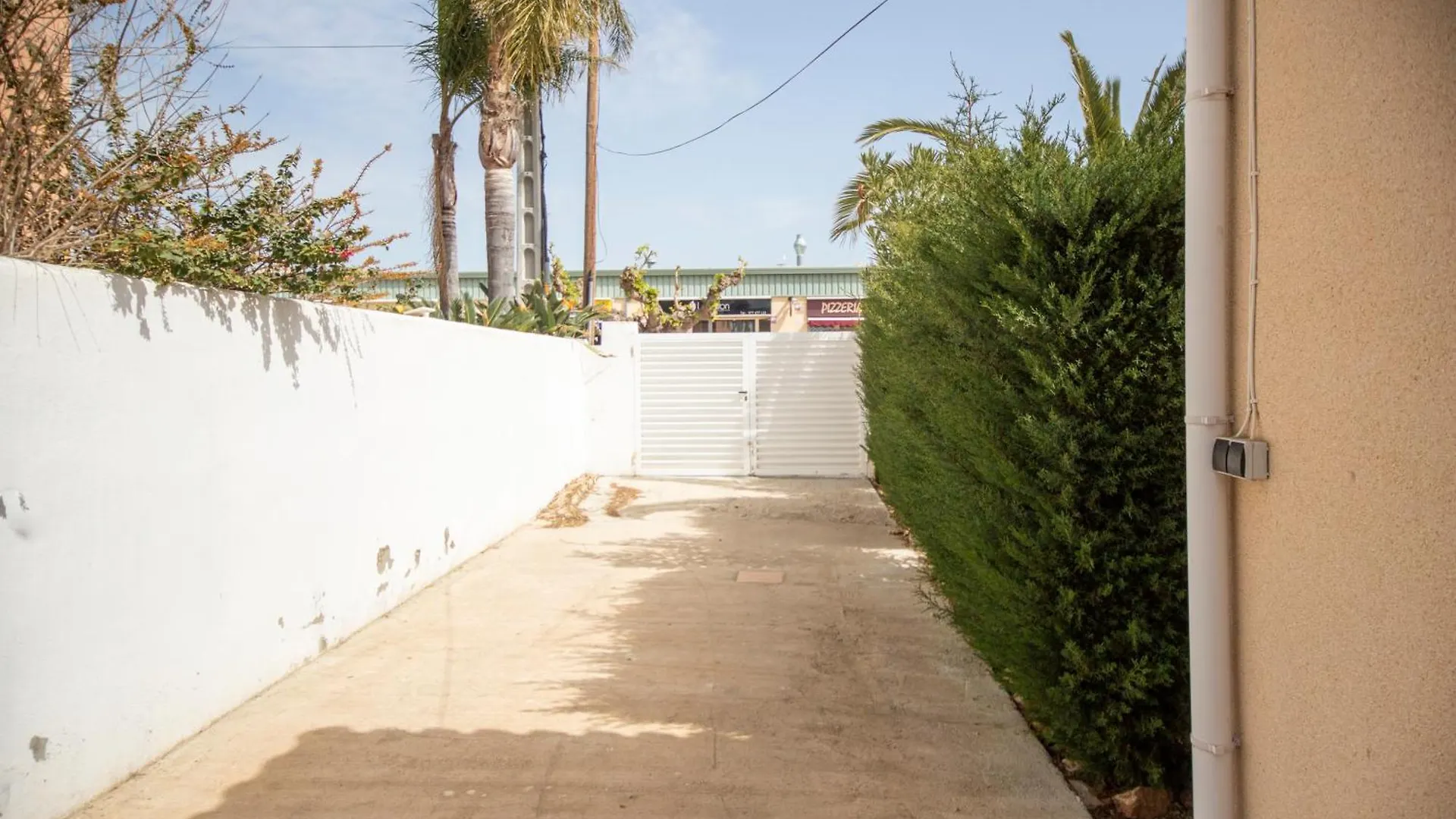 Chalet Individual Con Piscina Privada En Miami Playa