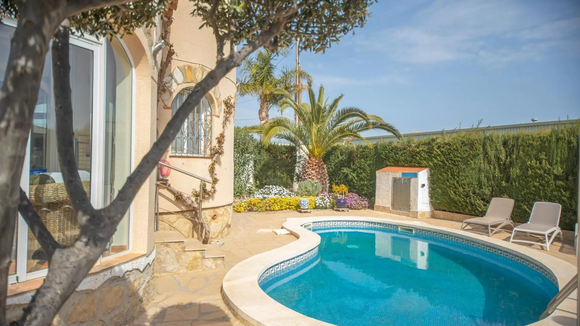 Chalet Individual Con Piscina Privada En Miami Playa